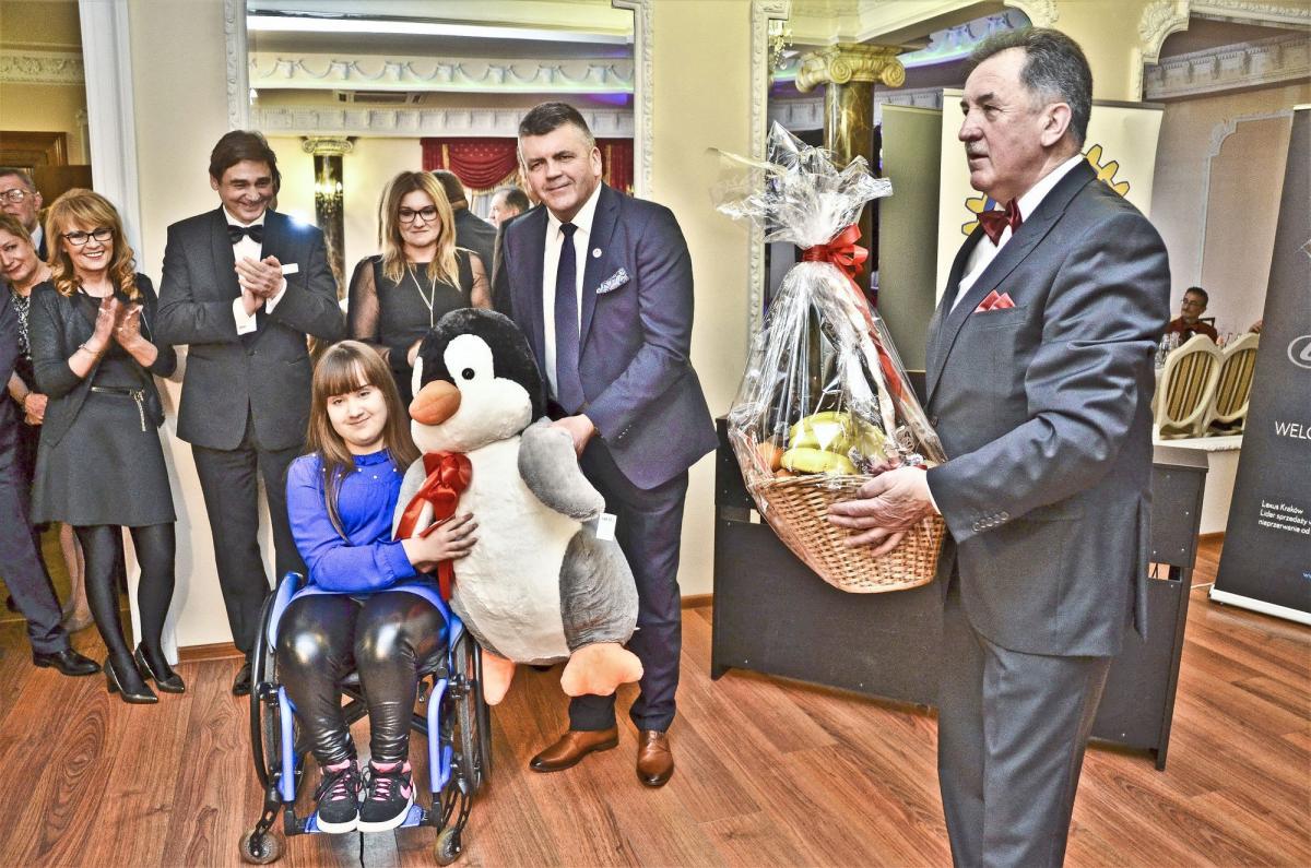 Pluszowy pingwin na szczęście od członków klubu.<br/>fot.Ernest Kocan