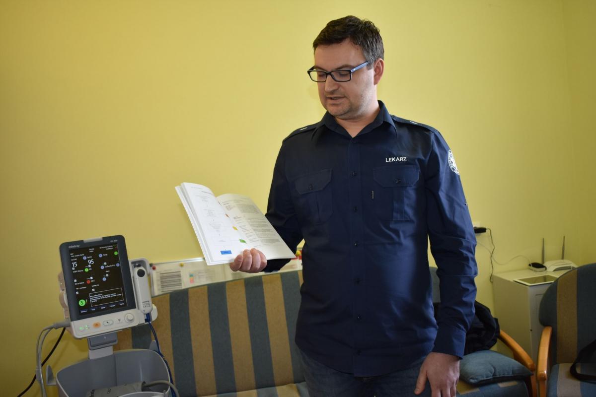 Urządzenie zwane jest przez personel i pacjentów „elektroniczną pielęgniarką”. To aparat, który – obsługiwany przez wprawnego ratownika lub pielęgniarkę – w ciągu półtorej minuty pozwala szybko i w miarę obiektywnie przydzielić pacjenta do określonej grupy pilności. <br/>fot.zbiory własne