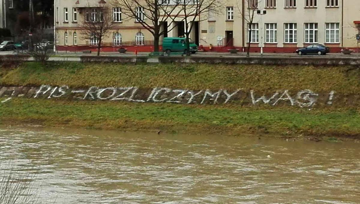 14 grudnia ub.r. na lewym nabrzeżu Sanu pojawił się napis „PiS – rozliczymy was!”, który jeszcze w tym samym dniu został zlikwidowany przez jednego z pracowników służb komunalnych.<br/>fot.ze zbiorów własnych