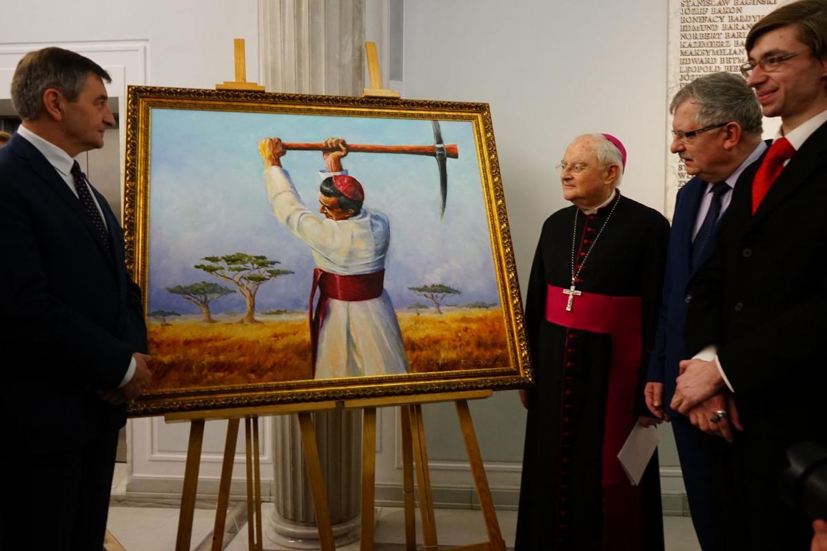 Eliasz Dyrow (pierwszy z prawej) w towarzystwie arcybiskupa Henryka Hosera i marszałka Sejmu RP Marka Kuchcińskiego przed obrazem przedstawiającym kardynała A. Kozłowieckiego.

<br/>fot.archiwum