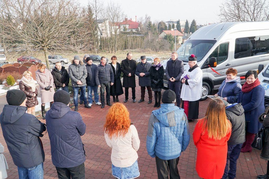 Dwa 18-osobowe autobusy z platformami najazdowymi dla wózków inwalidzkich kosztowały ponad 330 tys. zł. <br/>fot.Starostwo Powiatowe w Jarosławiu