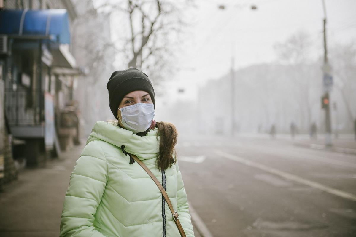 Zanieczyszczone powietrze powoduje m.in. zwiększoną produkcję sebum – nawet osobom, które do tej pory nie miewały problemów skórnych, może zacząć doskwierać trądzik i rozmaite niedoskonałości.