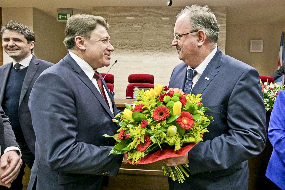 Symboliczne przekazanie obowiązków członka Zarządu Województwa Podkarpackiego. 