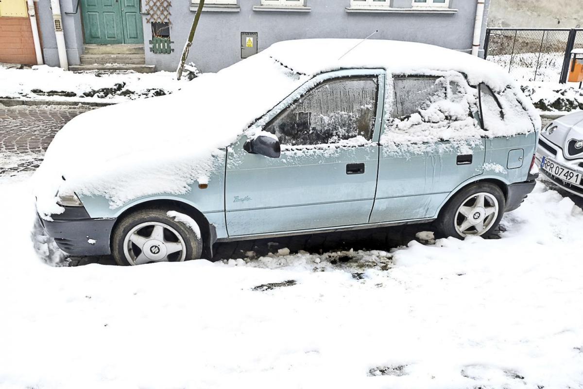 Ślady potwierdzały, że ktoś wykorzystuje auto jako schronisko. <br/>fot.Jacek Szwic