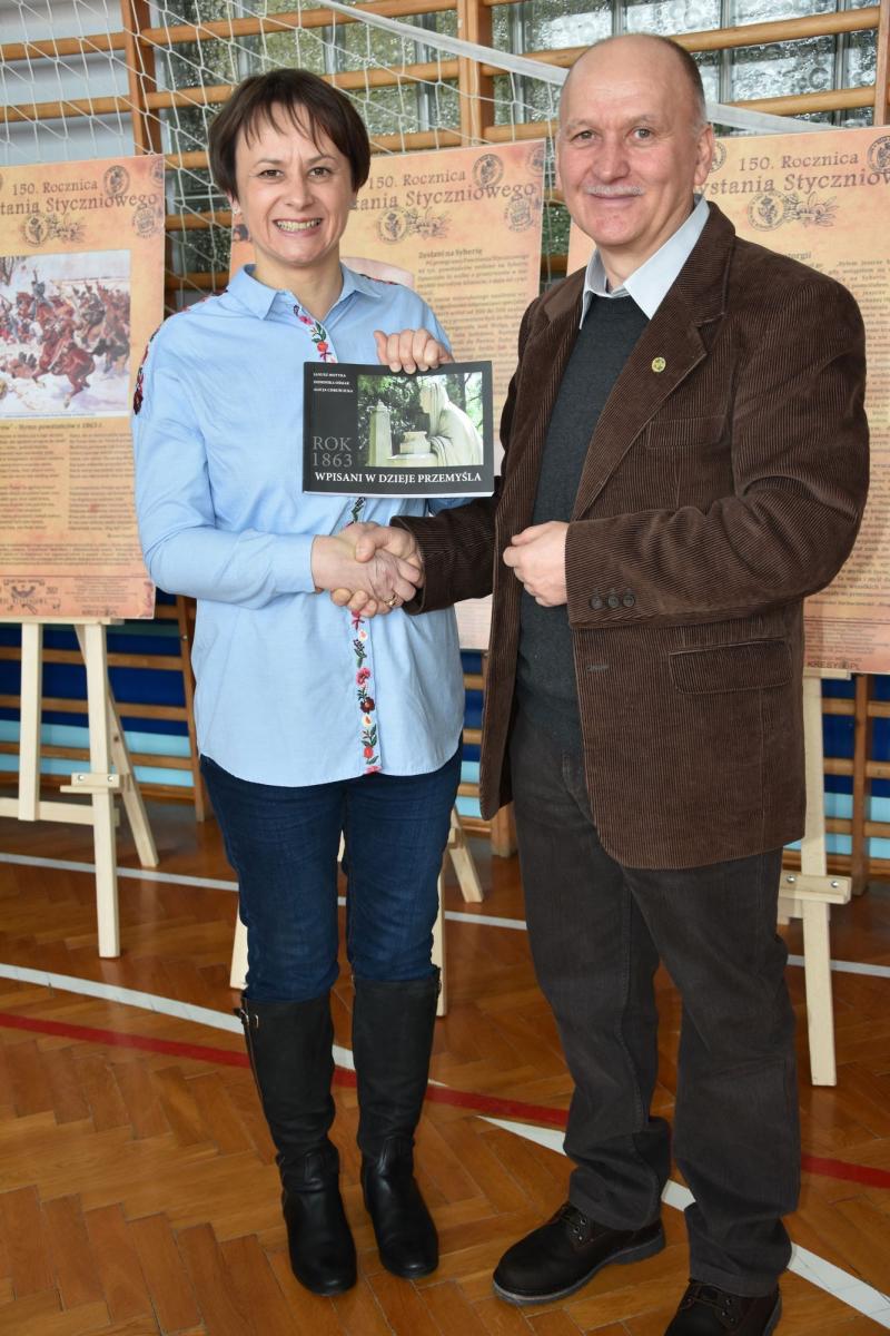 Dyrektorka Gminnej Biblioteki Publicznej Marta Orzechowska-Haftek i Janusz Motyka, regionalista Janusz Motyka.<br/>fot.GOK Przeworsk