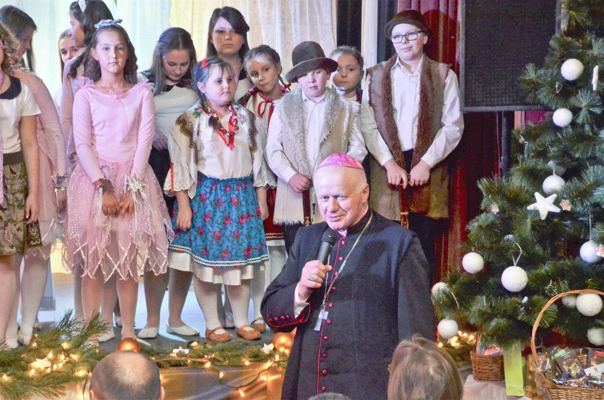 Abp A. Szal dziękuje dzieciom za piękny występ.<br/>fot.Ernest Kocan