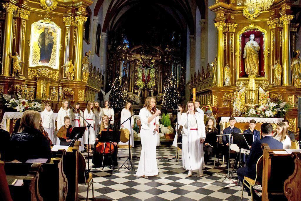 Koncert w wykonaniu uczniów Niepublicznej Szkoły Muzycznej II stopnia i Państwowej Szkoły Muzycznej I stopnia w Przeworsku został nagrodzony owacją na stojąco.<br/>fot.Starostwo Powiatowe w Przeworsku