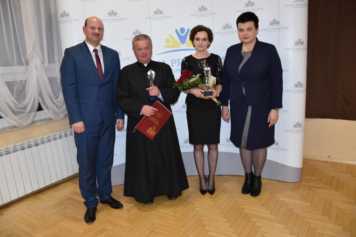 Ks. dr Jan Gołąb i Sabina Południak otrzymali honorowe tytułu liderów zmian społecznych podczas I Gminnej Gali w Rozborzu. Towarzyszą im wójt Daniel Krawiec oraz sekretarz Gminy Przeworsk Teresa Wielgos.<br/>fot.GOK Przeworsk