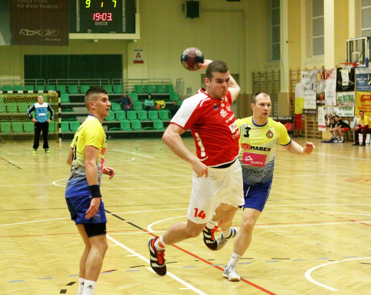 Mateusz Nowak (z piłką) rzucił w Radomiu cztery bramki.<br/>fot.Kamil Krukiewicz