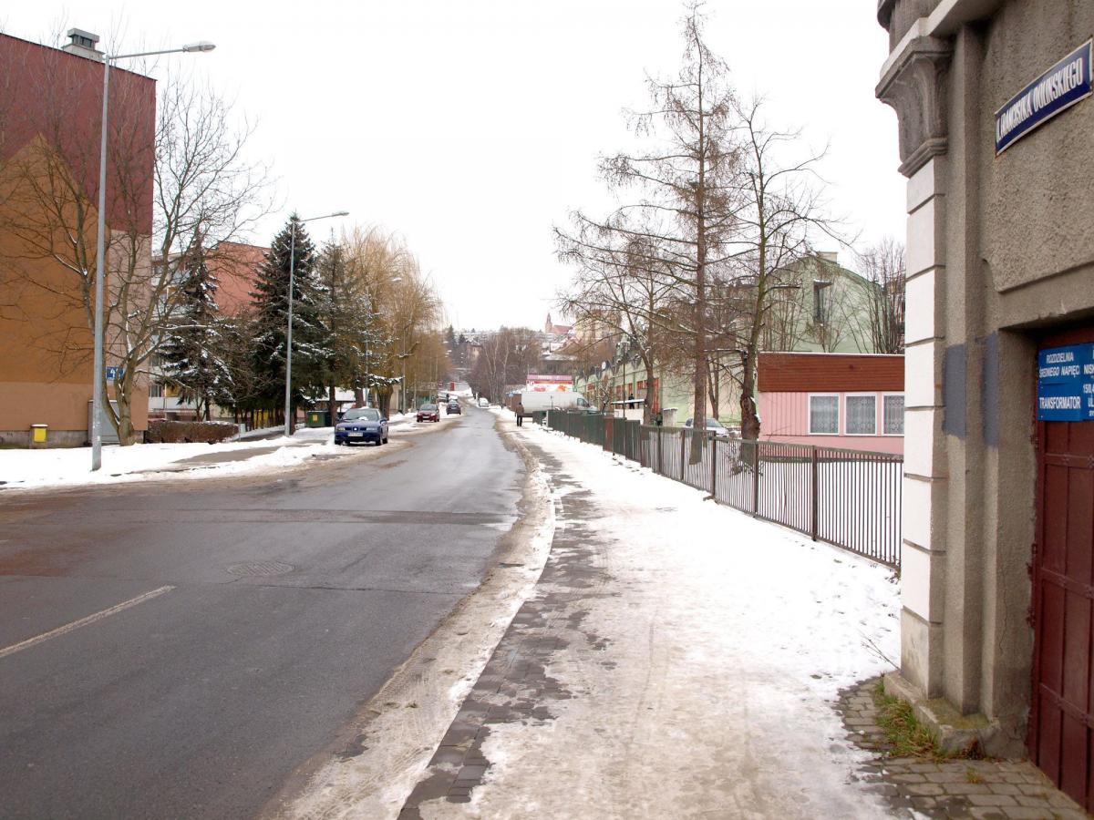 Lampy przy ulicy Dolińskiego nie świecą. A że zmrok zapada o tej porze roku bardzo szybko, więc trudno się dziwić, że mieszkańcy – ze względu na własne bezpieczeństwo – wolą dmuchać na zimne, interweniując gdzie się da.<br/>fot.Mariusz Godos