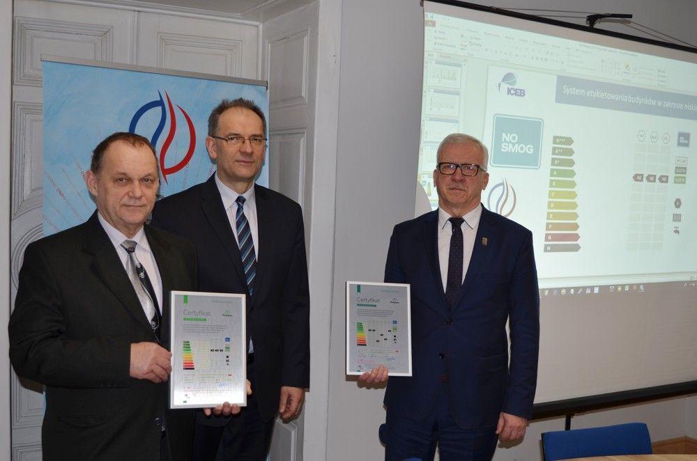 Prezes MPEC-u Kazimierz Stec (pierwszy z prawej) z Certyfikatem Jakości dla Ciepła Systemowego.<br/>fot.www.mpec.przemysl.pl