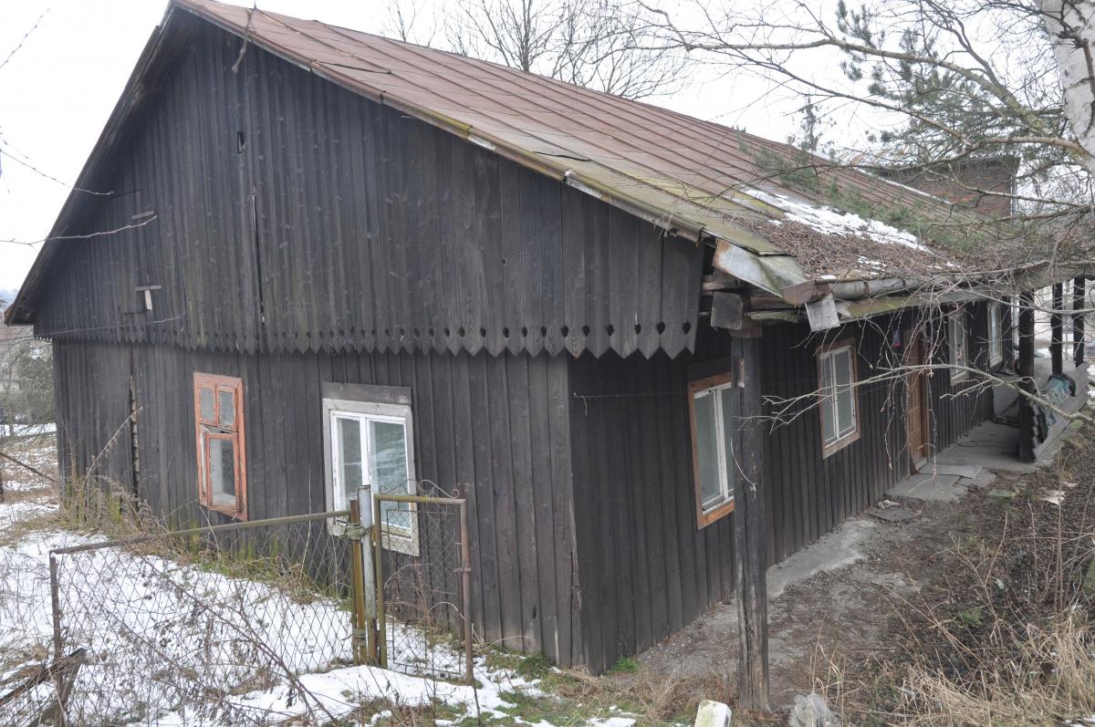 Budynek, w którym kiedyś znajdował się dom modlitwy, po wojnie był zamieszkany przez 3 rodziny. Teraz stoi pusty. <br/>fot.Paweł Bugira