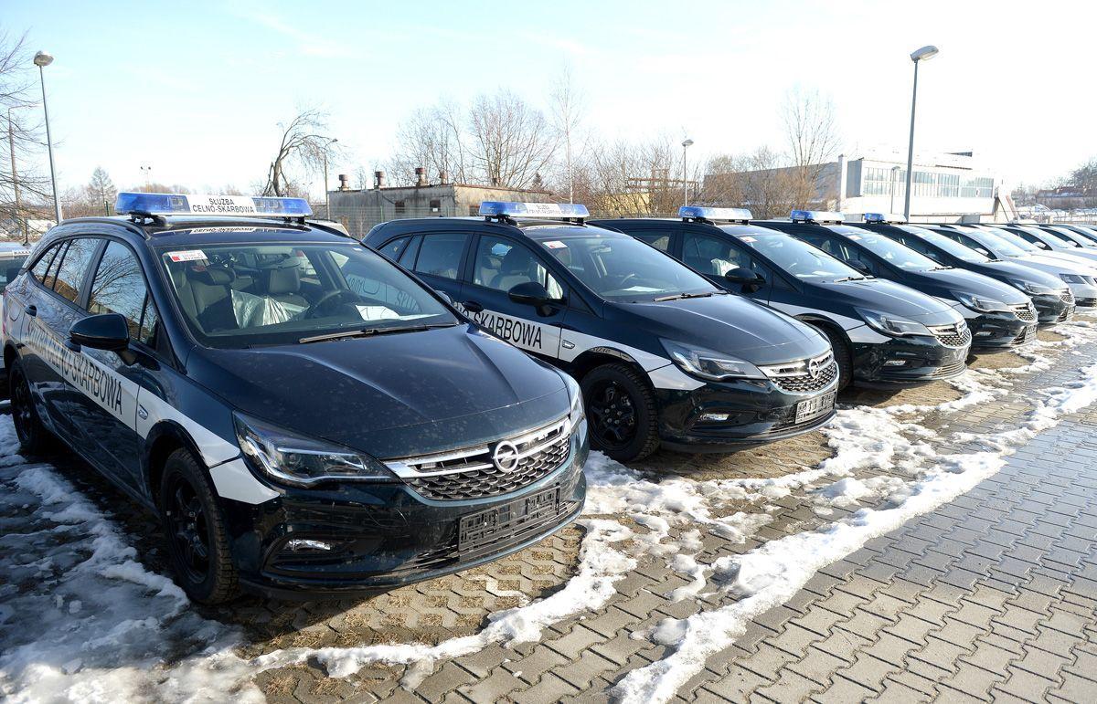 25 stycznia br. do dyspozycji pracowników Podkarpackiego Urzędu Celno-Skarbowego w Przemyślu przekazano 19 nowych samochodów.<br/>fot.zbiory własne