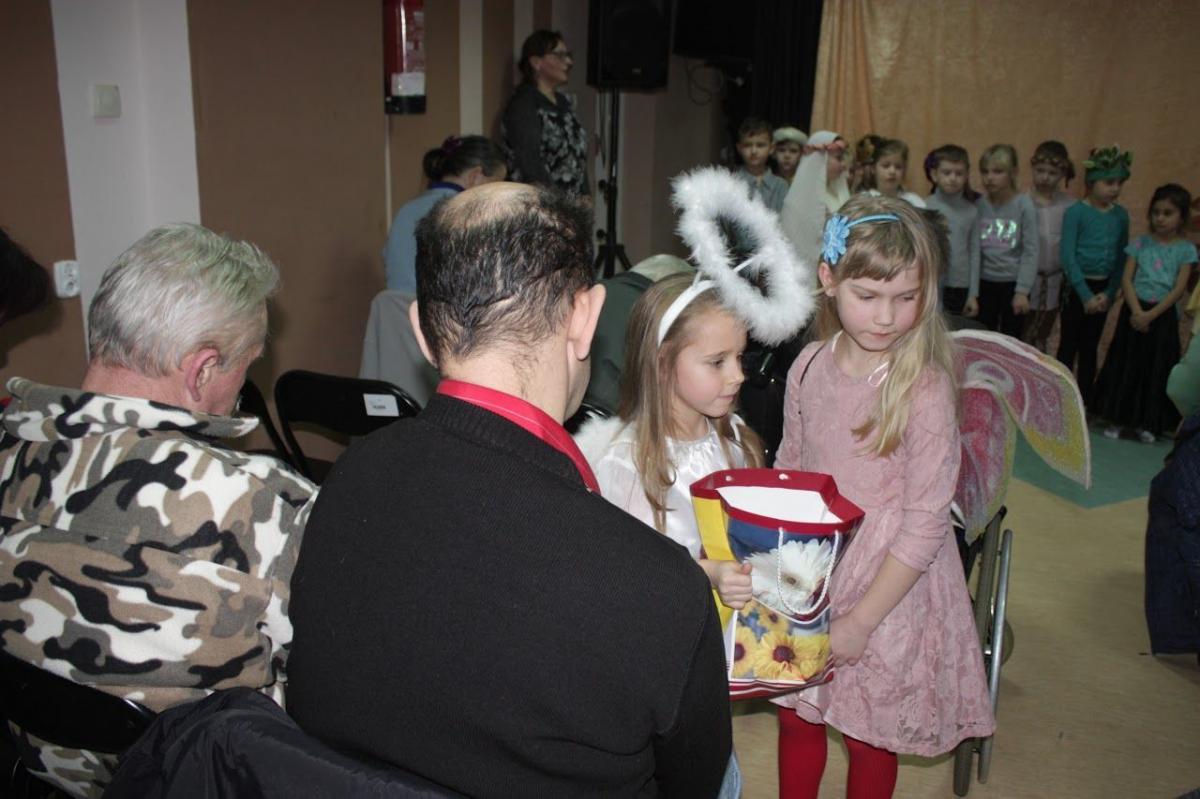 Budowanie międzypokoleniowych więzi i rozwijanie w najmłodszych wrażliwości na potrzeby ludzi starszych było jednym z celów wizyty pierwszoklasistów u pensjonariuszy DPS.<br/>fot.ze zbiorów szkoły