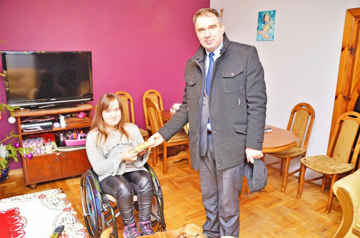 Wójt odwiedził Iwonę osobiście, by okazać dziewczynce swoje wsparcie.<br/>fot.Ernest Kocan