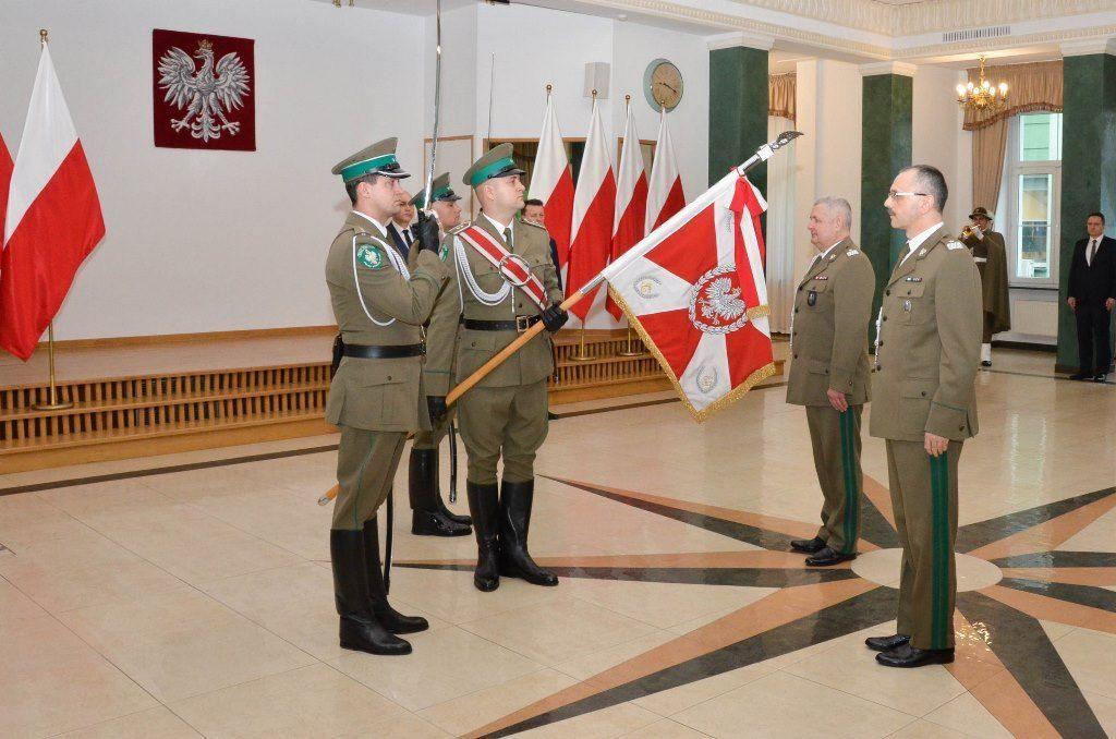 Nowy komendant główny SG generał bryg. Tomasz Praga (pierwszy z prawej) i jego poprzednik generał bryg. Marek Łapiński podczas przekazania obowiązków.<br/>fot.KG SG