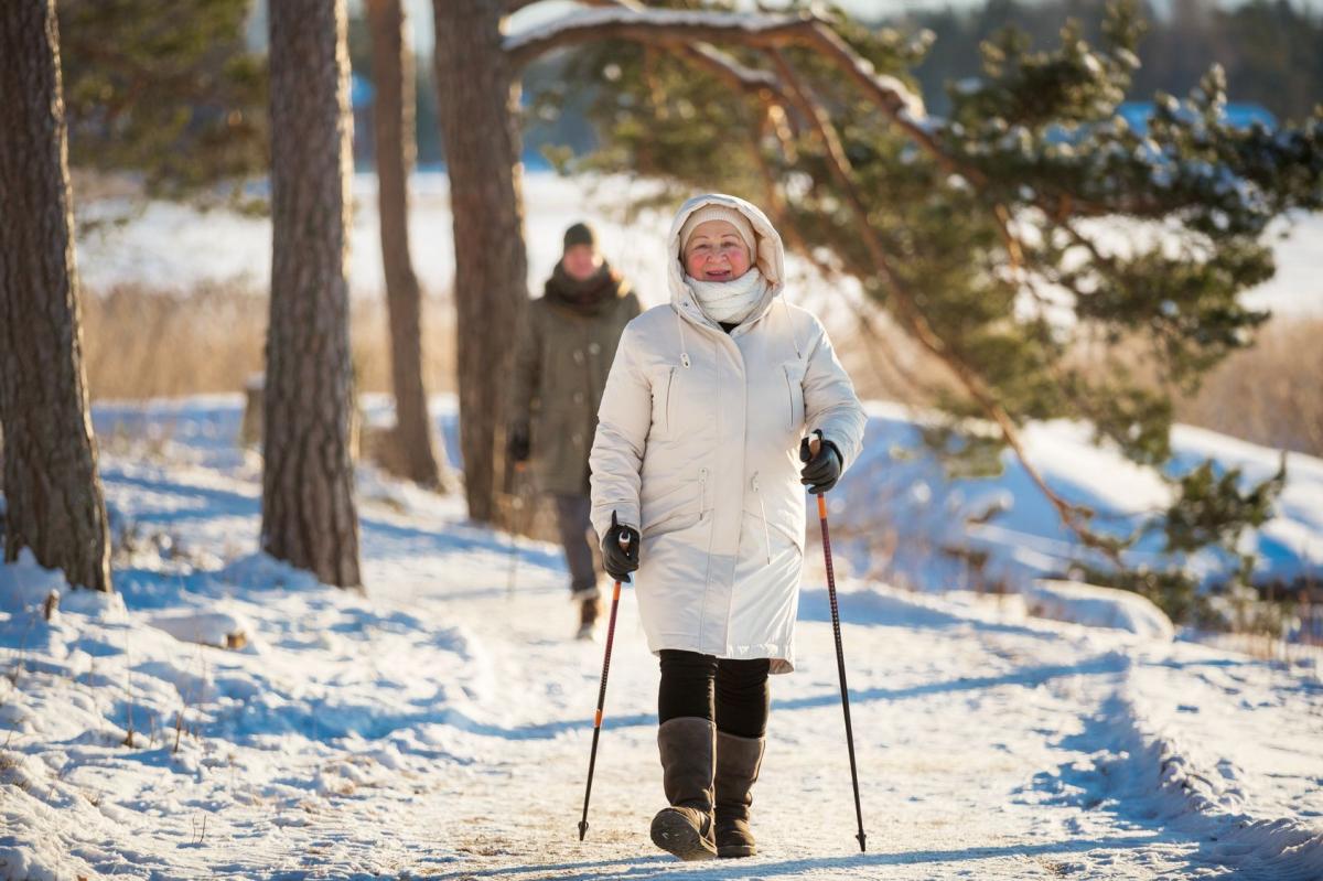 Dla seniorów regularne ćwiczenia są doskonałym sposobem na utrzymanie zdrowia i kondycji fizycznej, a tym samym zachowanie samodzielności najdłużej jak to możliwe. Po jakimś czasie poprawi się również samopoczucie fizyczne i wygląd naszej sylwetki. Zyskamy też sprawność, która przyczyni się do zmnie