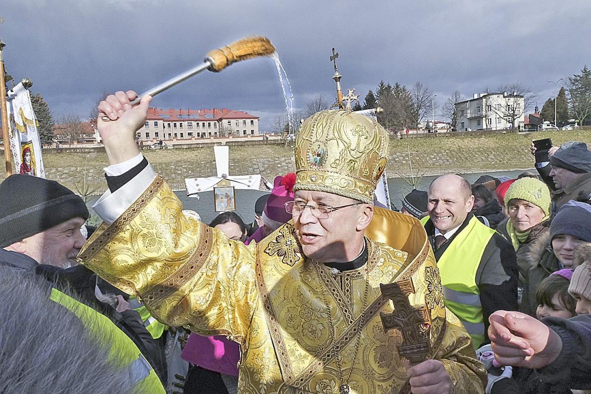 Na zakończenie abp Eugeniusz Popowicz pokropił wiernych święconą wodą.<br/>fot.Jacek Szwic
