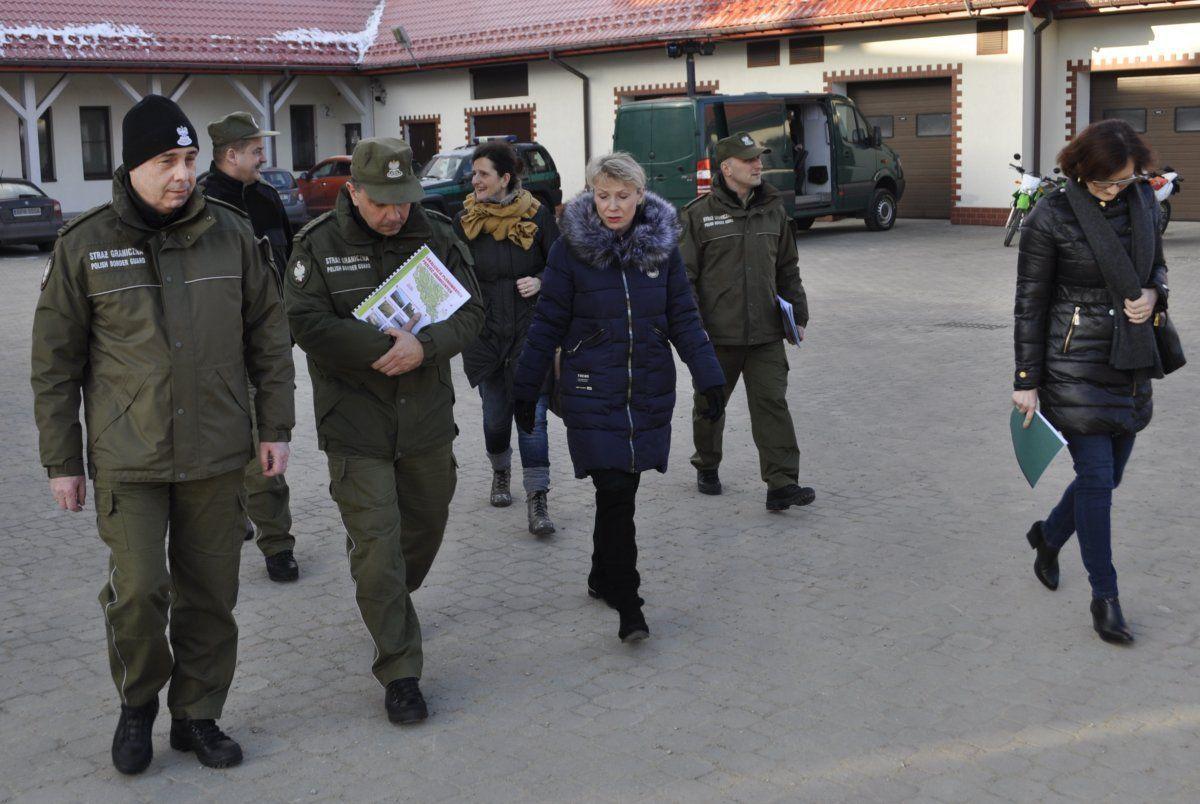 Podsekretarz stanu w Ministerstwie Spraw Wewnętrznych i Administracji Renata Szczęch (trzecia z lewej na pierwszym planie) podczas wizytacji granicy ochranianej przez BiOSG.<br/>fot.PUW Rzeszów
