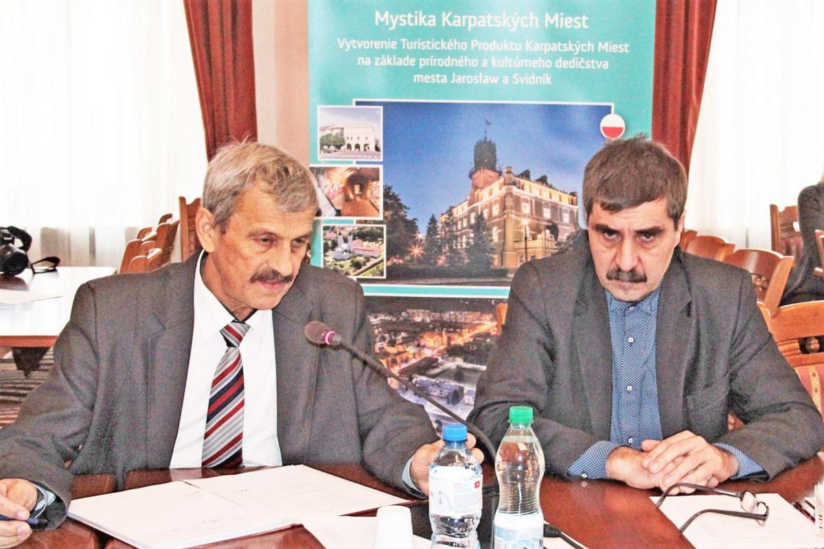 Ryszard Broda, szef Komisji Infrastruktury i Mienia Powiatu Jarosławskiego (po lewej) i Mariusz Walter, przewodniczący Komisji Gospodarki i Rozwoju Miasta starali się dojść do porozumienia przy drogach planowanych do remontu.<br/>fot.Roman Kijanka
