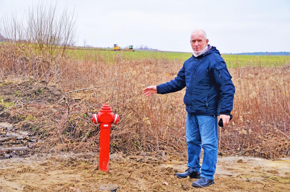 Sołtys Stanisław Bubelski pokazuje rozpoczęte prace przy budowie wodociągu.<br/>fot.Ernest Kocan