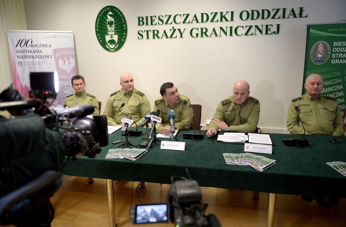 W czwartkowej konferencji prasowej uczestniczyli: pułkownik Robert Rogoz – komendant Bieszczadzkiego Oddziału Straży Granicznej w Przemyślu (3L), jego zastępca pułkownik Adam Pacuk (2L), podpułkownik Jacek Siara – komendant Placówki Straży Granicznej w Stuposianach, (1L), podpułkownik Maciej Pruski 