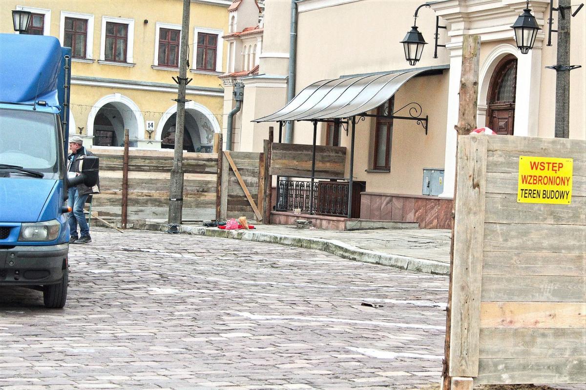 Część Rynku zamknięto w związku z przebudową ratuszowych piwnic. <br/>fot.Roman Kijanka