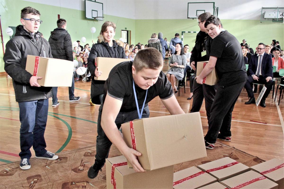 Przekazanie książek było radosnym świętem dla szkoły.<br/>fot.Roman Kijanka