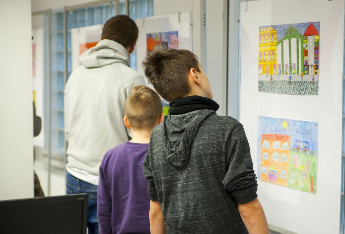 Wystawa ilustracji z książki Marii Żemełko pt. O prawach dzieci na całym świecie w Przemyskiej Bibliotece Publicznej.<br/>fot.Adam Podulka PBP w Przemyślu
