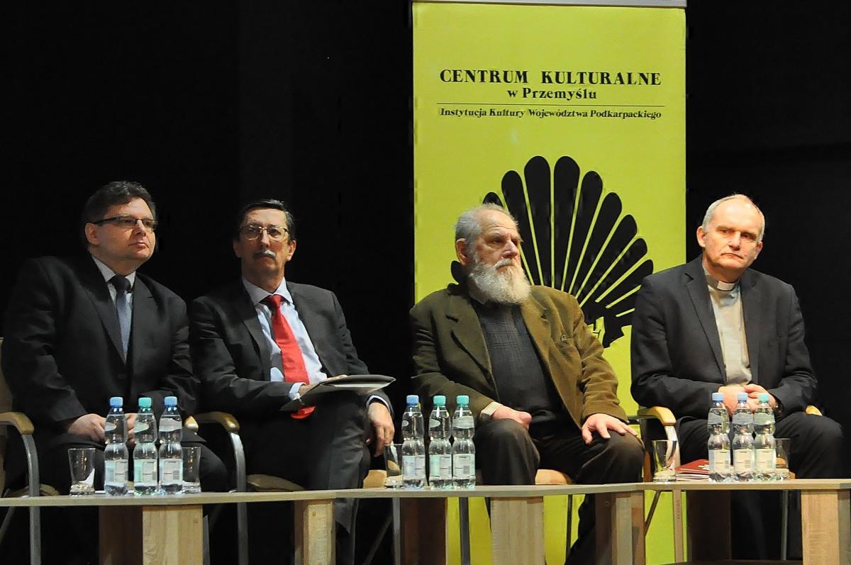 O abp. Tokarczuku opowiadali (od lewej): dr Mariusz Krzysztofiński, prof. Jan Żaryn, prof. Bohdan Cywiński i ks. prof. Dominik Zamiatała.<br/>fot.Paweł Bugira