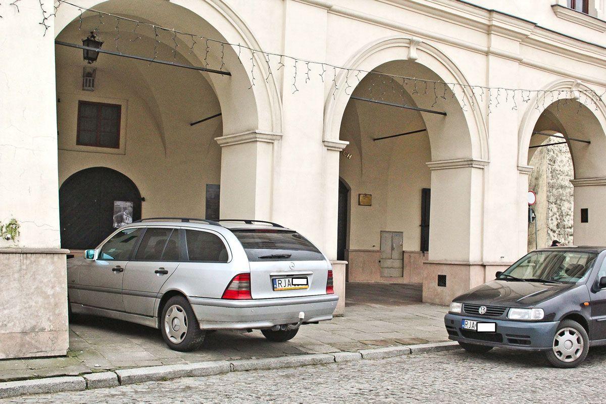 Mercedes w podcieniach muzeum jest przykładem na to, że pomysłowość kierowców może zaskoczyć.<br/>fot.Roman Kijanka
