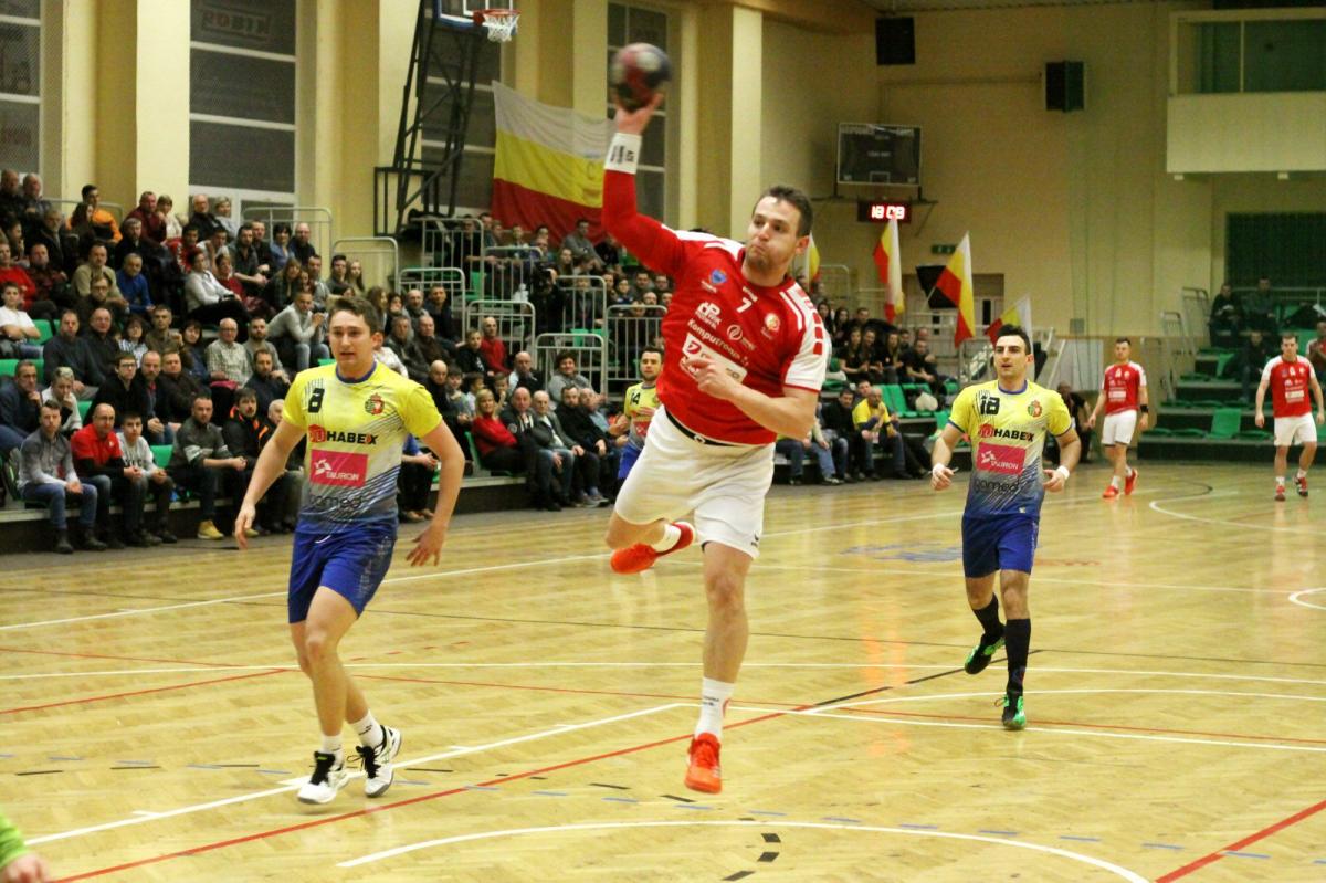 Paweł Puszkarski (z piłką) 4-krotnie trafił do bramki MTS-u Chrzanów.<br/>fot.Kamil Krukiewicz