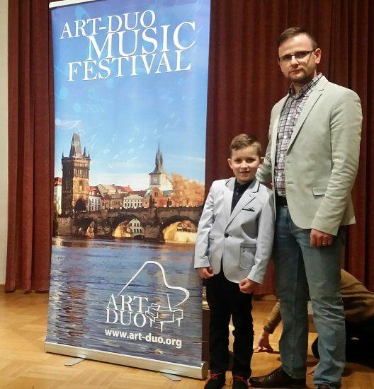 Kacper Świtalski z nauczycielem akordeonu Krzysztofem Burym.<br/>fot.UMiG Kańczuga