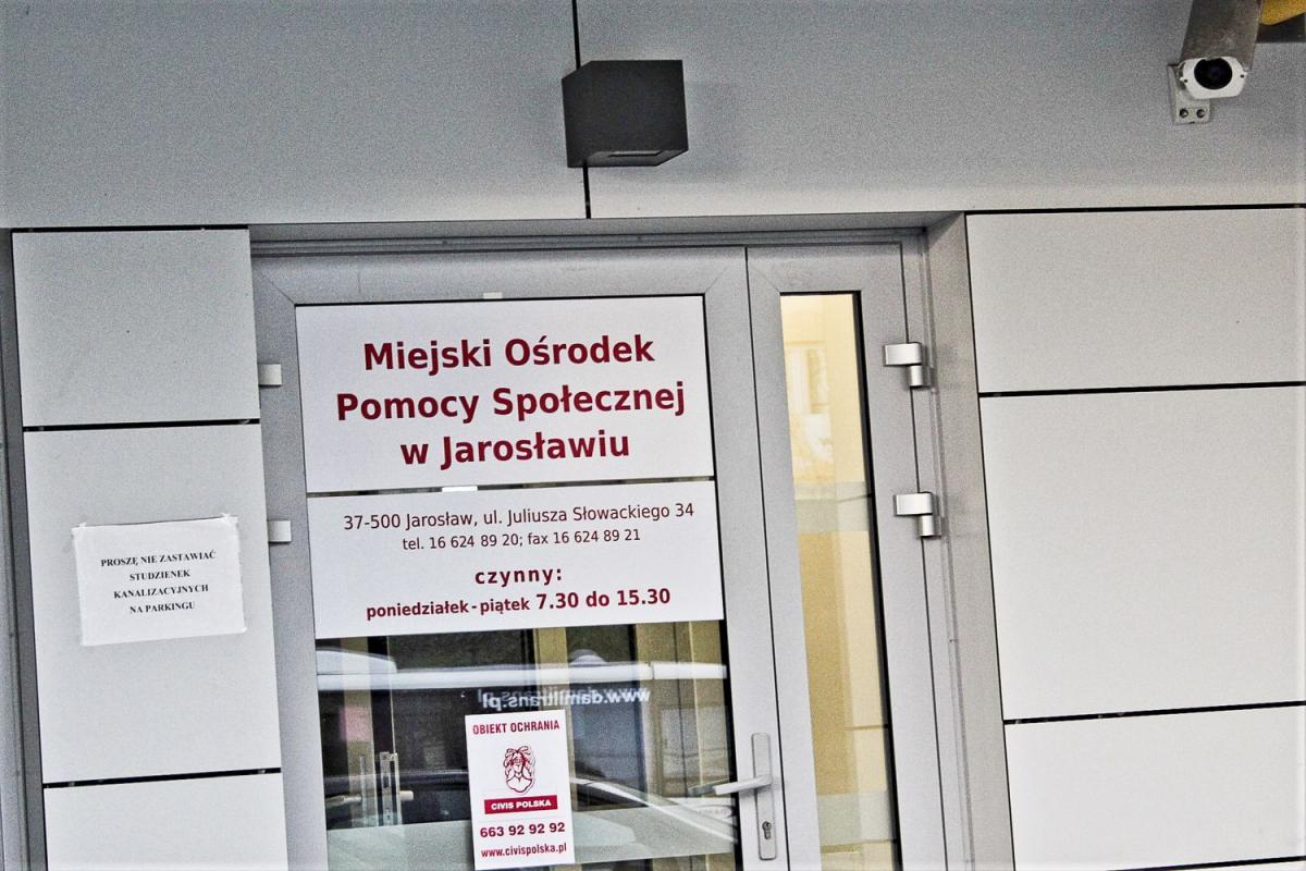 Pracownicy jarosławskiego MOPS domagają się godnego wynagrodzenia.<br/>fot.Roman Kijanka