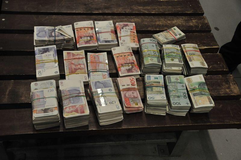 W bagażu 45-letniego Ukraińca celnicy znaleźli 330 tys. złotych, 77 tys. funtów brytyjskich oraz ponad 116 tys. koron szwedzkich.<br/>fot.KAS 