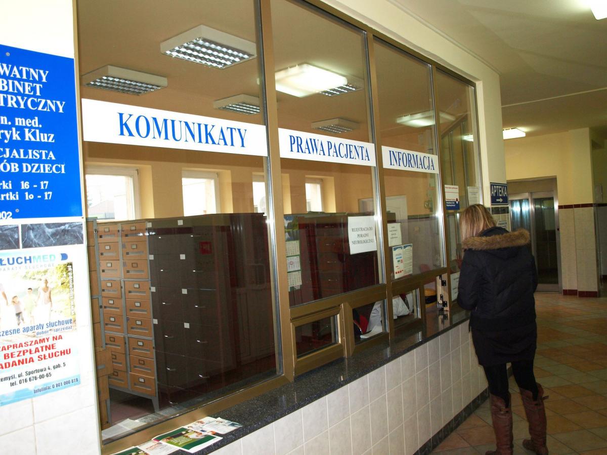 To zdjęcie przy okienku rejestracyjnym jest historią. Obecnie, aby się zarejestrować, trzeba czekać w kolejce grubo ponad godzinę.<br/>fot.Mariusz Godos