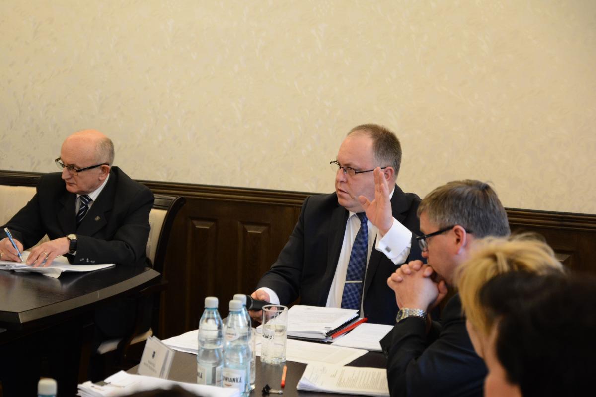 Przeworscy radni podczas sesji przyjęli projekt uchwały budżetowej. Burmistrz Leszek Kisiel (czwarty z prawej) był zadowolony.<br/>fot.UM Przeworsk