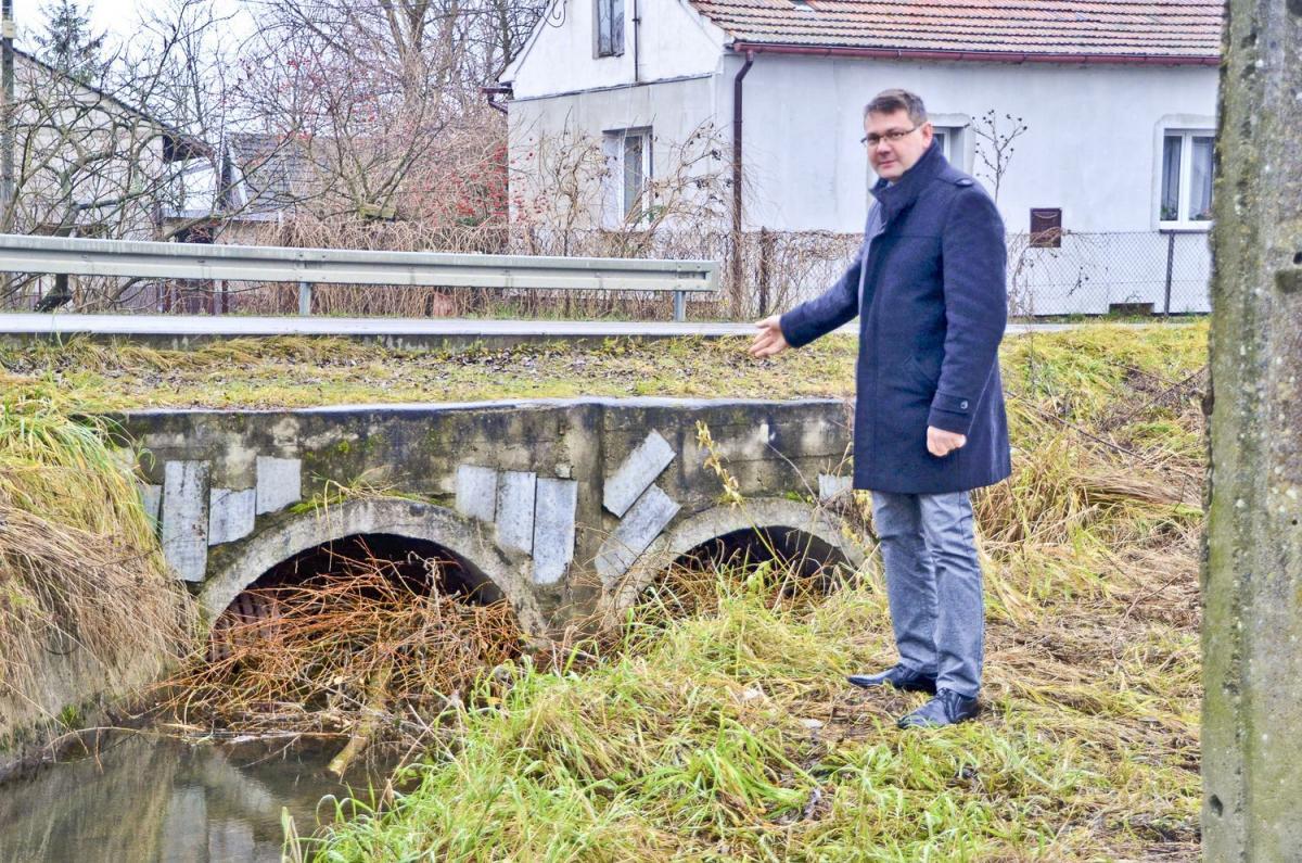 Sołtys wsi Maćkówka Piotr Szklarz pokazuje zatkany przepust drogowy – jeden z efektów działalności bobrów.<br/>fot.Ernest Kocan