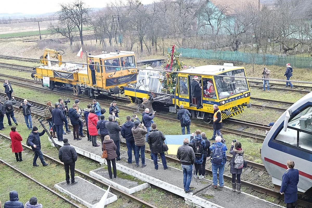 Drezyny z choinką i prezentami wjeżdżają na stację w Niżankowicach.<br/>fot.Jacek Szwic
