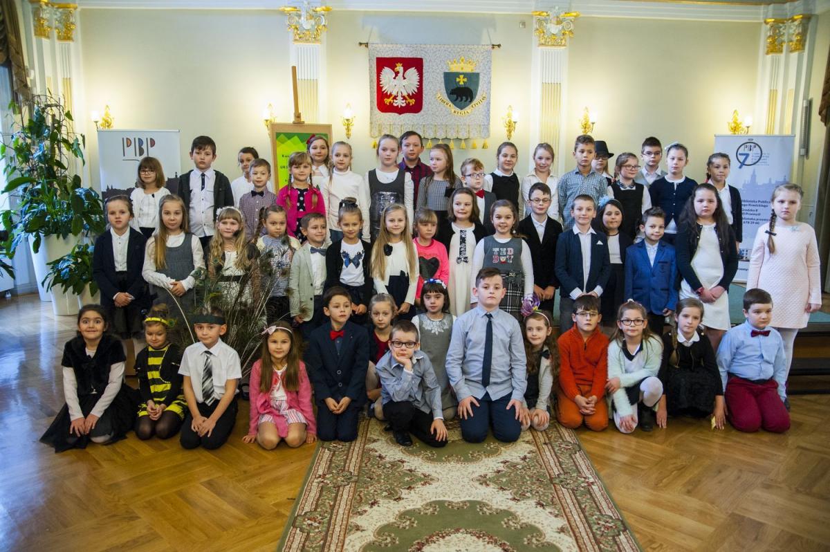Większość uczestników Konkursu Recytatorskiego „Tęczowe rymy Urszuli Kozłowskiej”.<br/>fot.Adam Podulka PBP w Przemyślu