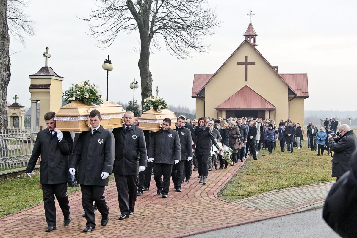 W uroczystościach pogrzebowych Anny i Dominiki uczestniczyło kilkaset osób.<br/>fot.Roman Kijanka