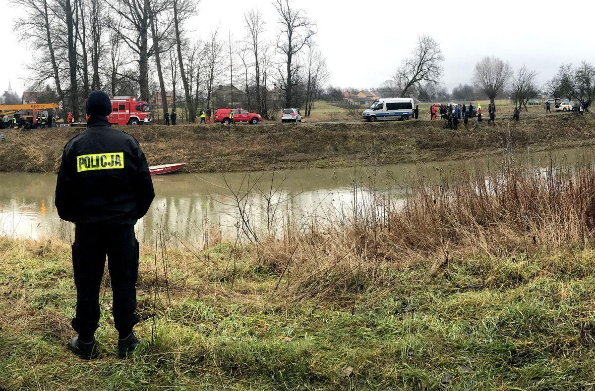 W samochodzie daewoo tico, który 29 grudnia br. wydobyto z Wisłoka w Tryńczy znajdowały się ciała 5 osób: sióstr Anny (16 lat) i Dominiki (18 lat) oraz Klaudii (19 lat), Sławomira (24 lata) i Bogusława (27 lat). Wspomniani w drugi dzień świąt Bożego Narodzenia wyszli ze swoich domów i wszelki ślad p