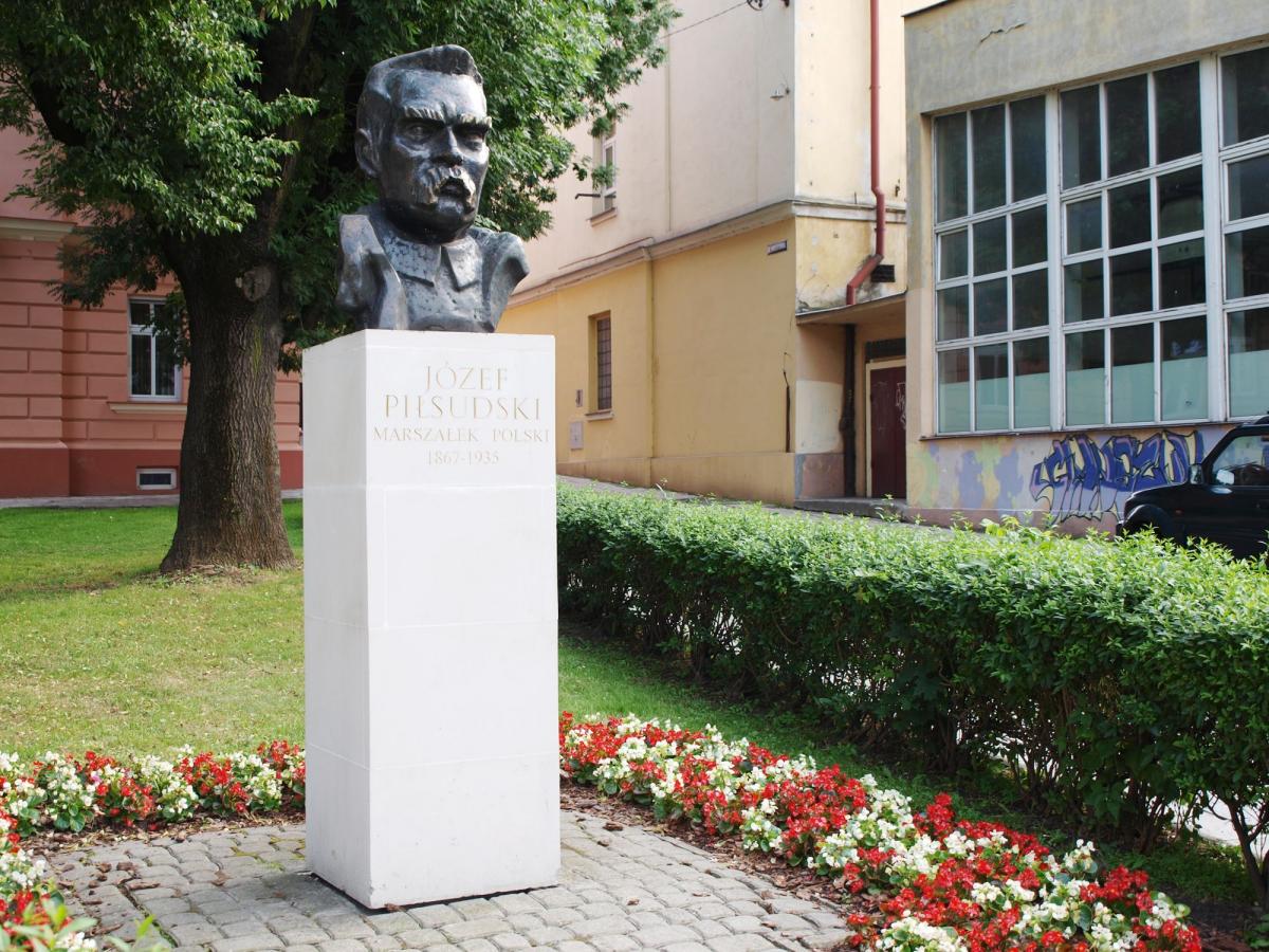 Popiersie Marszałka Józefa Piłsudskiego u zbiegu ulic Mostowej i Wodnej pozostanie na swoim miejscu.<br/>fot.Mariusz Godos