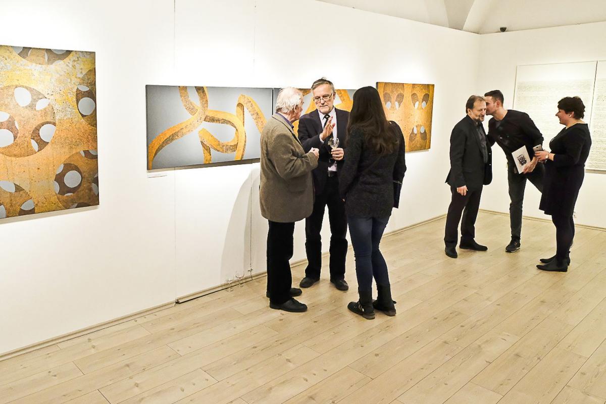 Prace eksponowane na <i>Artefaktach</i> prowokowały do rozmów i dyskusji.<br/>fot.Jacek Szwic