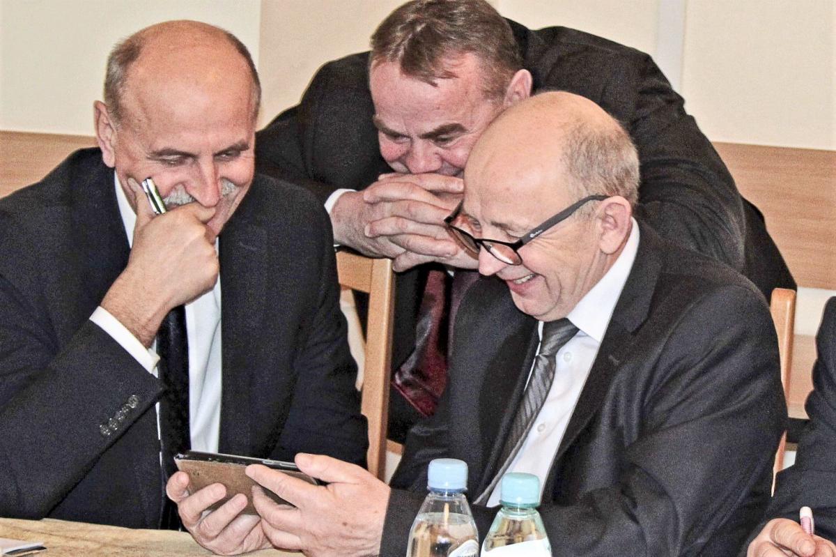 Przed rozpoczęciem sesji budżetowej radni powiatowi myśleli już bardziej o zbliżających się świętach. <br/>fot.Roman Kijanka