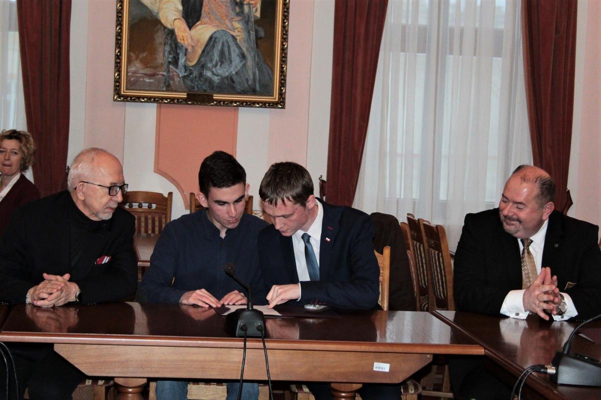 Młodzi ludzie usłyszeli zapewnienia o wsparciu oraz że ich głos będzie się liczył. Od lewej wiceprzewodniczący RM Jarosławia Tadeusz Słowik, przewodniczący MRM Karol Krok, koordynator MRM Piotr Kozak, burmistrz Jarosławia Waldemar Paluch. <br/>fot.UM Jarosław