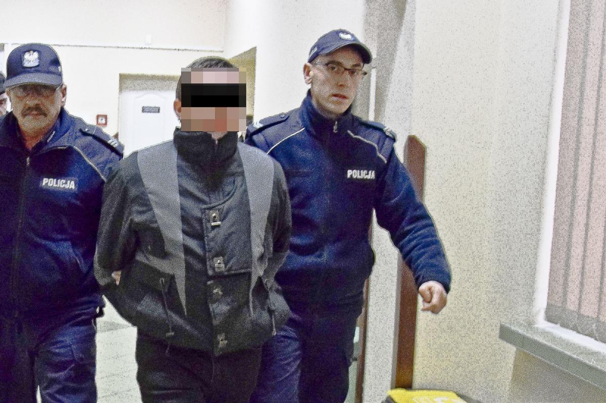 Oskarżony doprowadzany na rozprawę. Wyrok w bulwersującej sprawie może zapaść już w styczniu.<br/>fot.Roman Kijanka