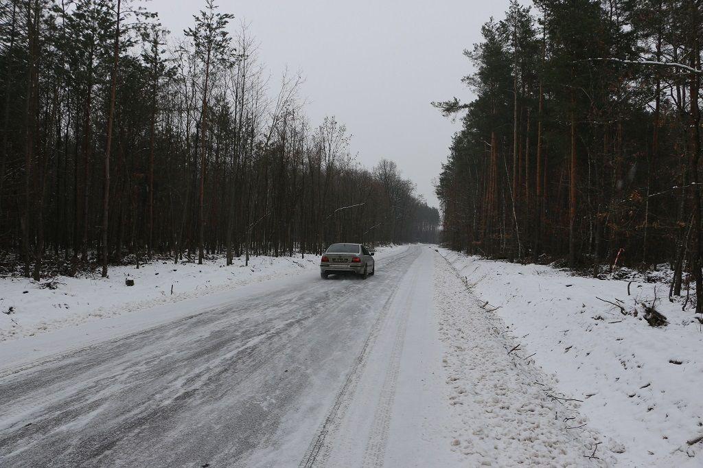 Kierowcy z części gminy Laszki już nie muszą pokonywać betonowego przejazdu, by dostać się do „krajówki”. 