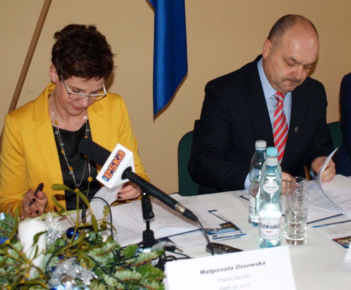 Prezes miejskiej spółki PWiK Małgorzata Ossowska parafowała umowę na budowę kanalizacji na ulicach: Jasińskiego, Topolowej, Ziemiańskiego, Krównickiej, Rozdroże i Batorego z szefem spółki Inżynieria Rzeszów Jerzym Żyłą.<br/>fot.Mariusz Godos
