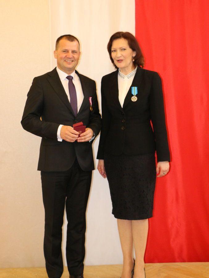 Wójt gminy Tryńcza Ryszard Jędruch w towarzystwie wojewody podkarpackiego Ewy Leniart, która wręczyła mu Złoty Medal za Długoletnią Służbę, nadany postanowieniem Prezydenta RP Andrzeja Dudy.<br/>fot.UG Tryńcza